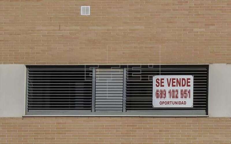 Un cartel anuncia la venta de una vivienda, en una foto de archivo (Foto EFE / Jose Manuel Vidal)